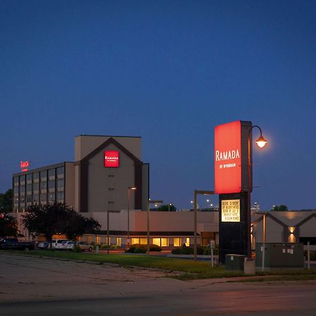 Ramada By Wyndham Cedar Rapids Ξενοδοχείο Εξωτερικό φωτογραφία