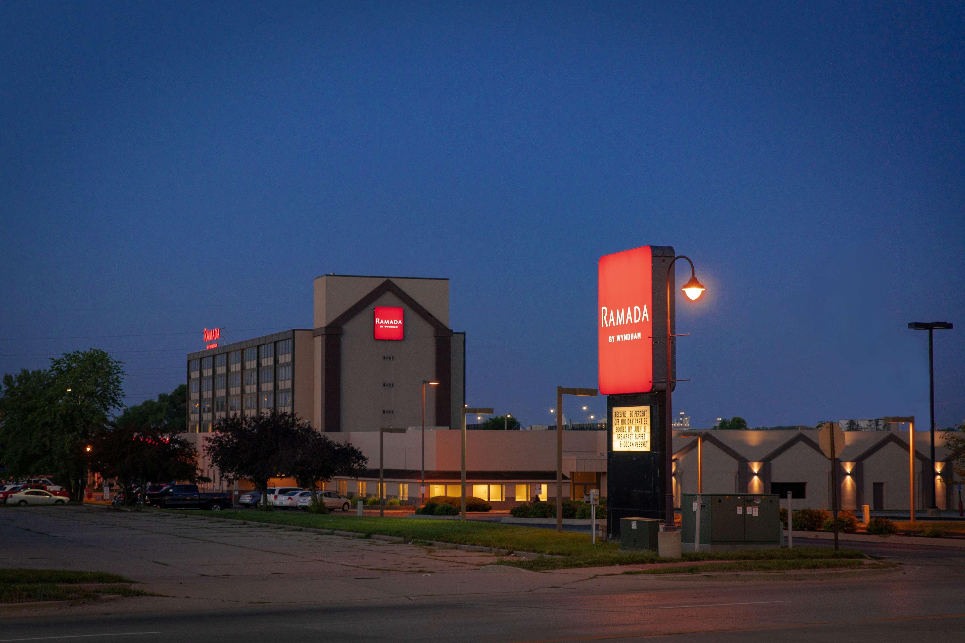 Ramada By Wyndham Cedar Rapids Ξενοδοχείο Εξωτερικό φωτογραφία