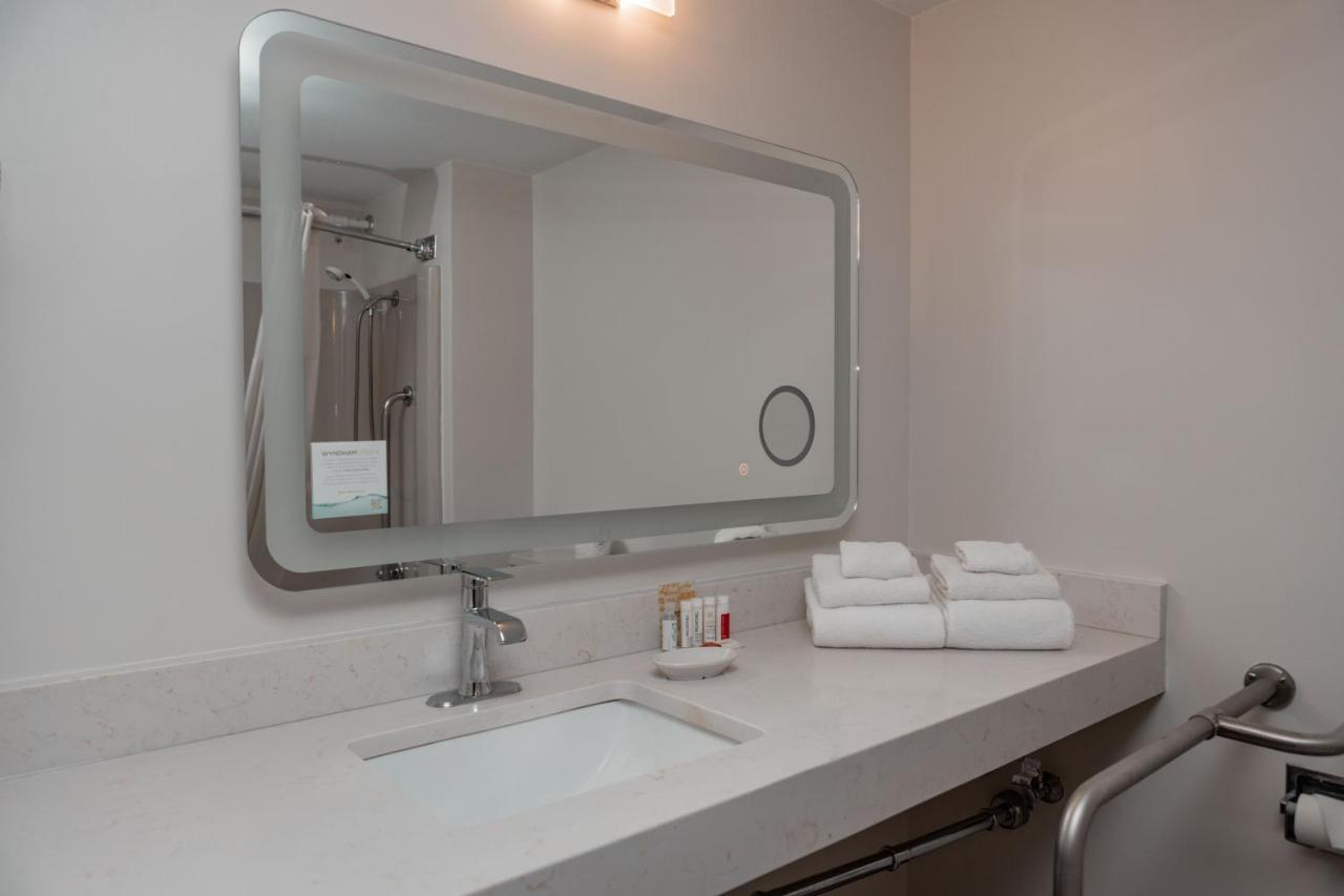 Ramada By Wyndham Cedar Rapids Ξενοδοχείο Εξωτερικό φωτογραφία